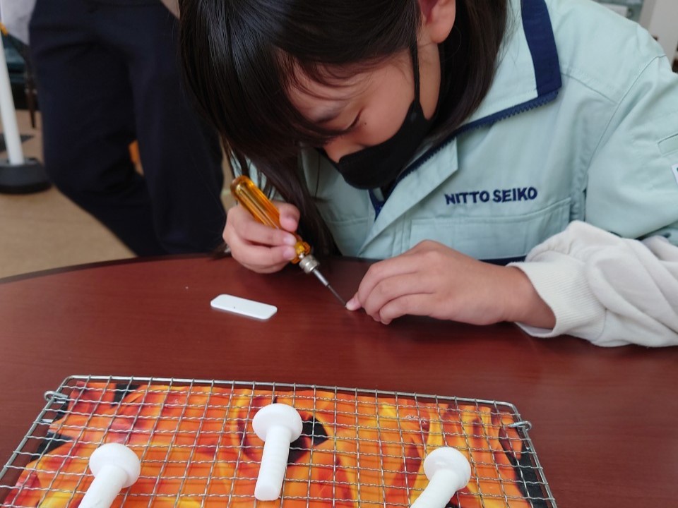 小学生の職業体験で「ねじづくり」プログラム